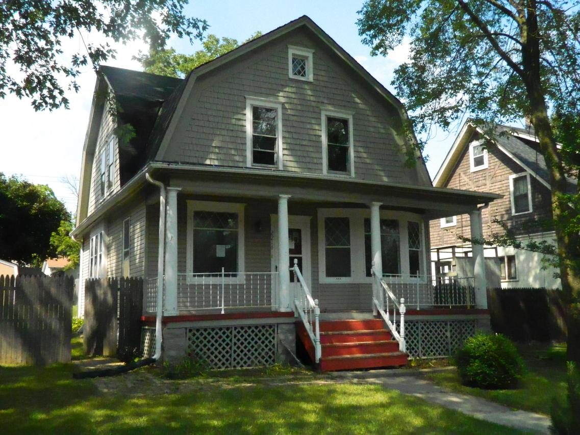 2216 Kinzie Ave, Racine, WI 53405