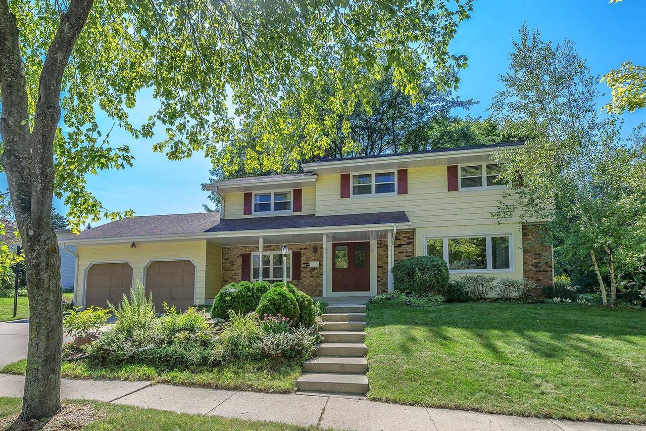 713 Lynne Dr, Waukesha, WI 53186