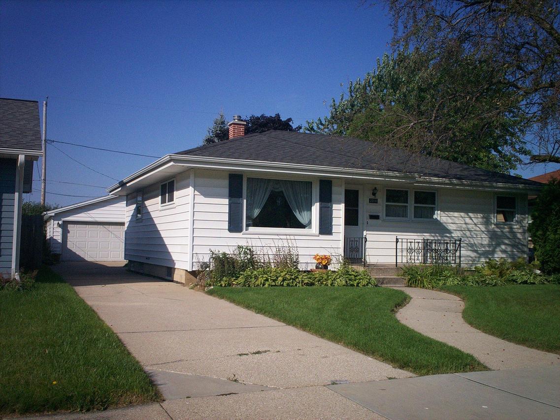 2318 Floyd Dr, Racine, WI 53404