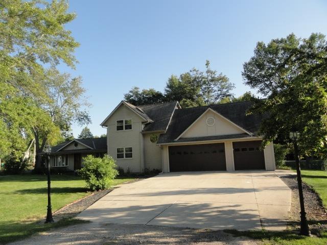 1633 W Eleanor Pl, Mequon, WI 53092