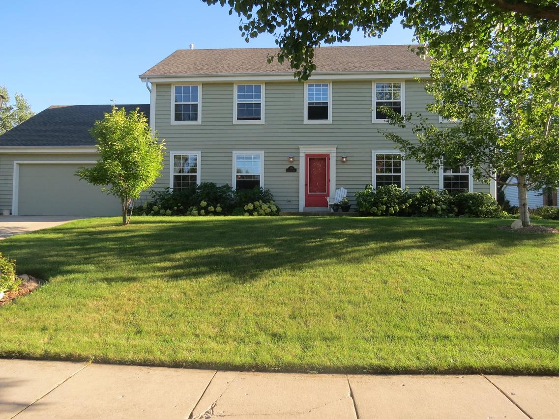 374 Westfield Way, Pewaukee, WI 53072