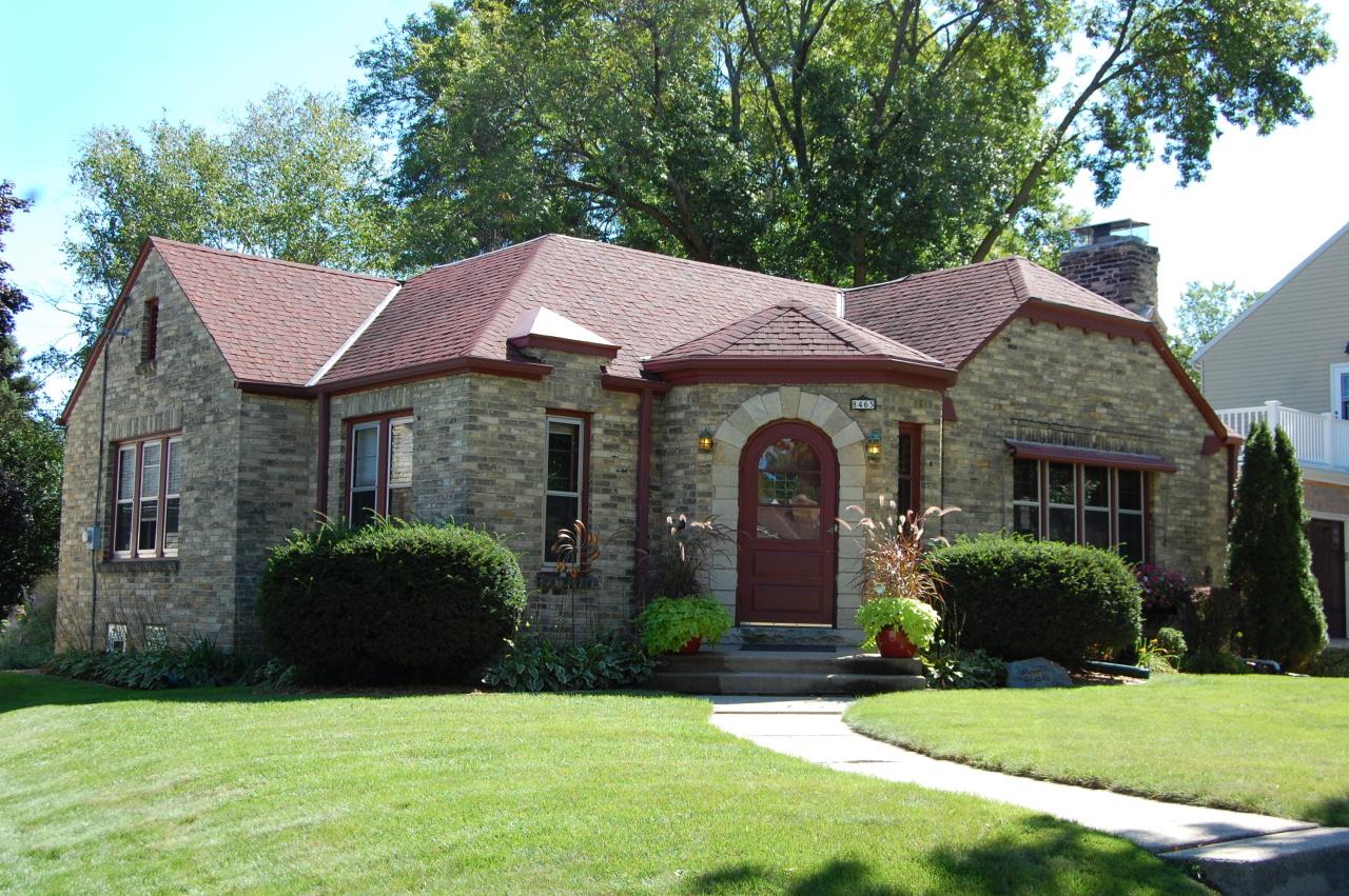 8465 Ravenswood Cir., Wauwatosa, WI 53226