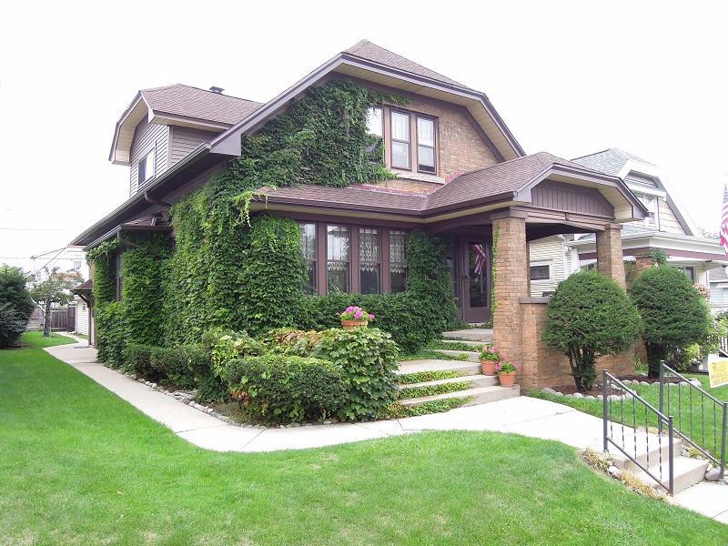 3209 S 9th Pl, Milwaukee, WI 53215