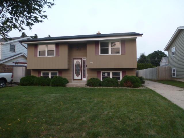 1016 S 121st St, West Allis, WI 53214