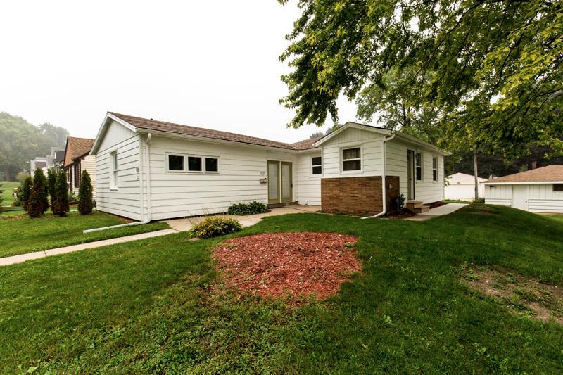 921 S 102nd St, West Allis, WI 53214