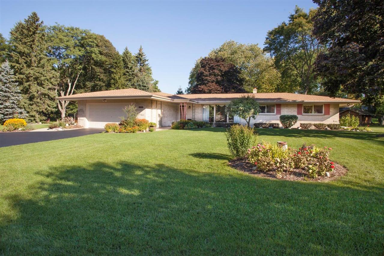 16060 Luella Dr, Brookfield, WI 53005