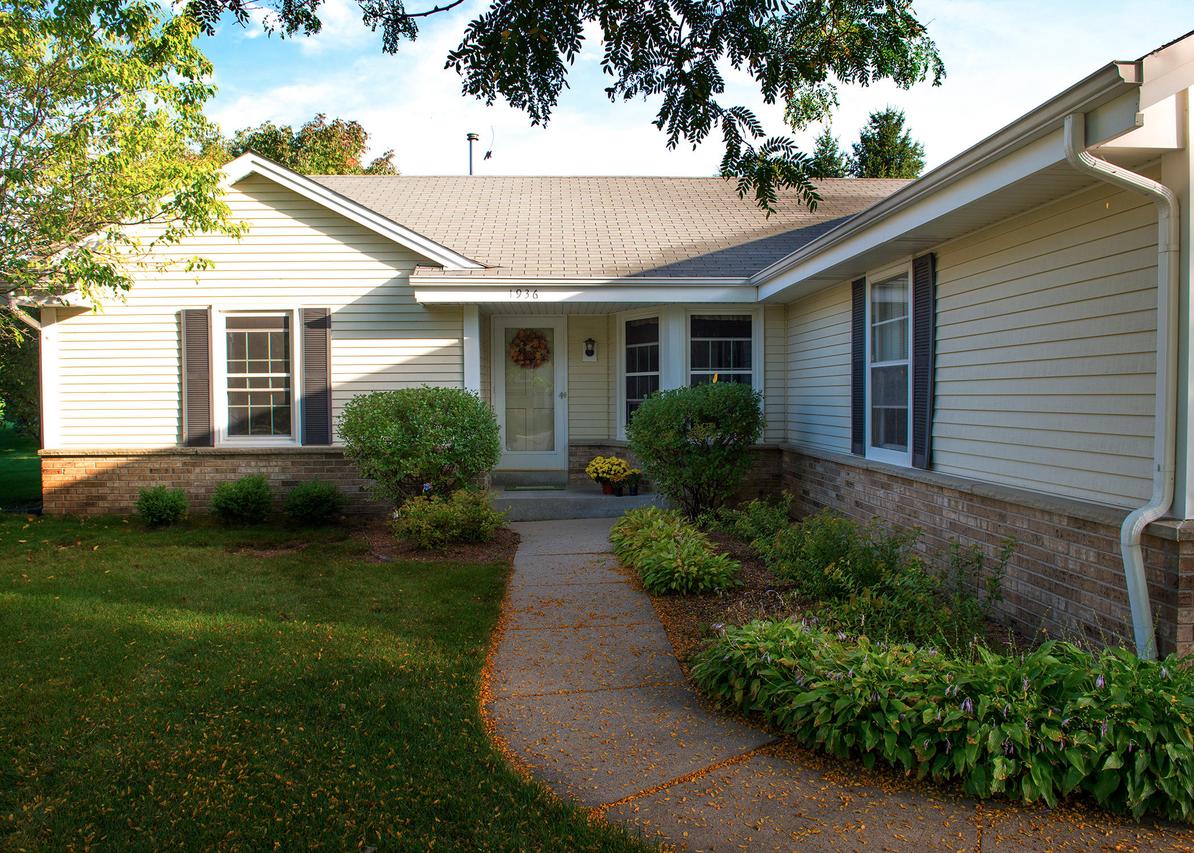 1936 Cliff-alex Ct, Waukesha, WI 53189