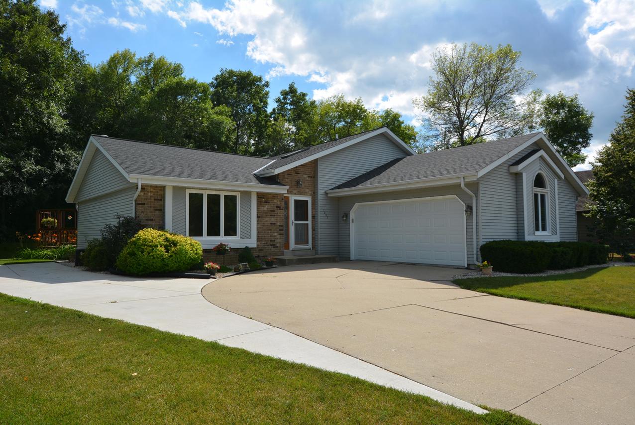 11203 W Drake Ln, Franklin, WI 53132