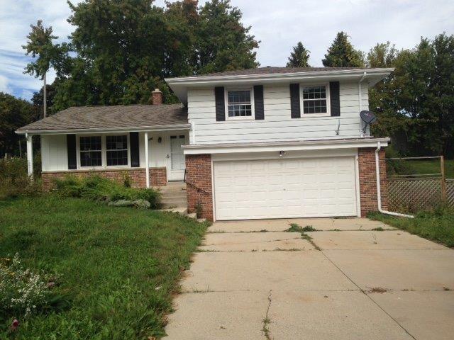 246 W Paradise Dr, West Bend, WI 53095