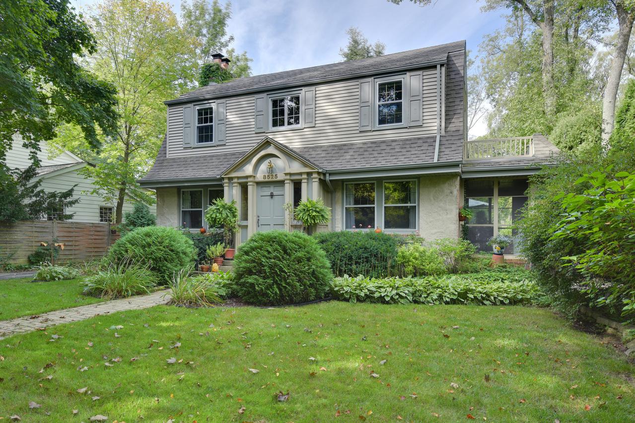 8525 N Lake Dr, Bayside, WI 53217