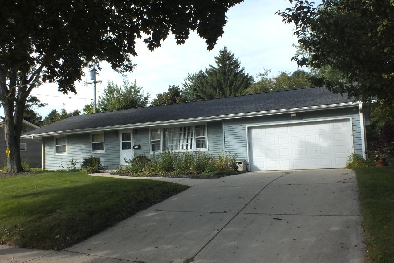 722 Cavalier Dr, Waukesha, WI 53186