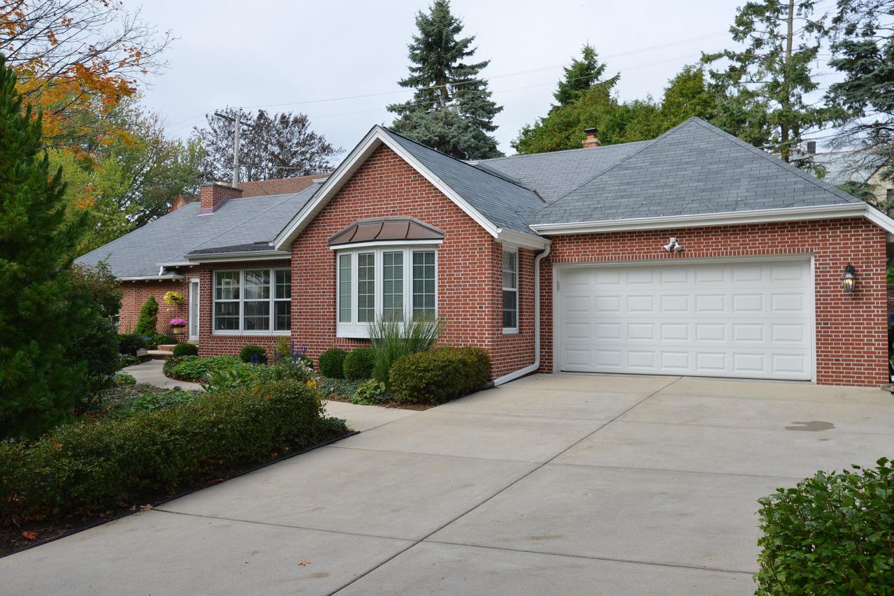 6044 N Lake Dr, Whitefish Bay, WI 53217