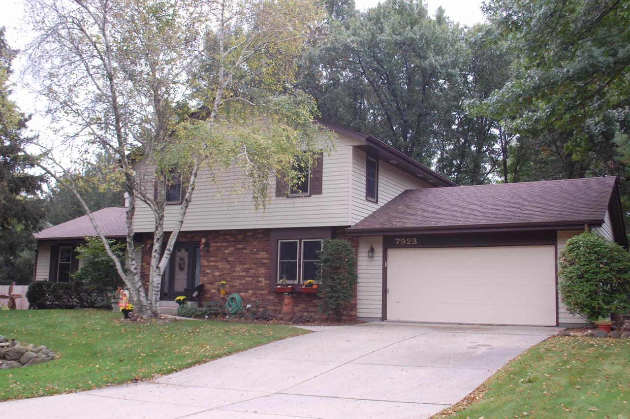7923 W Beacon Hill Dr., Franklin, WI 53132