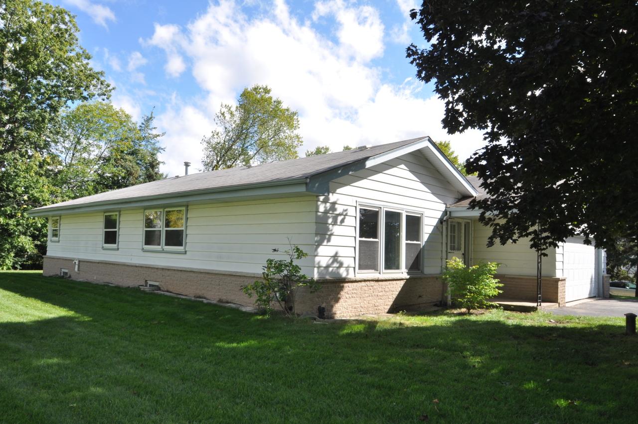 4318 S Mary-ross Dr, New Berlin, WI 53151