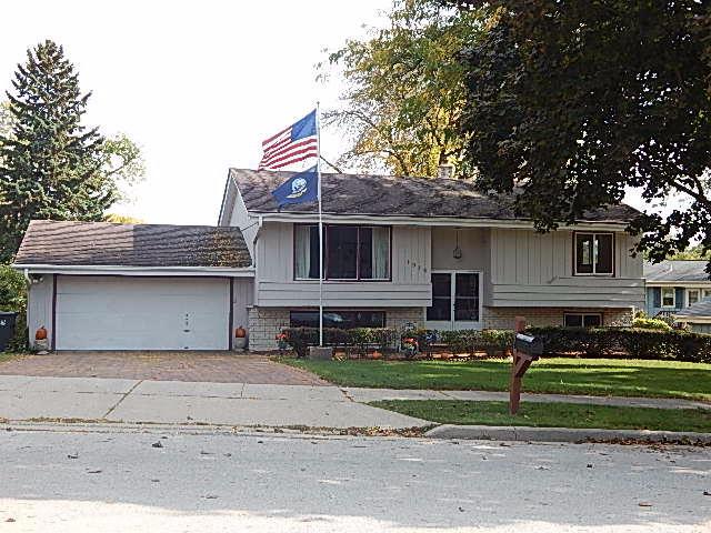 1915 Sunnyside Dr. #Dr, Waukesha, WI 53186