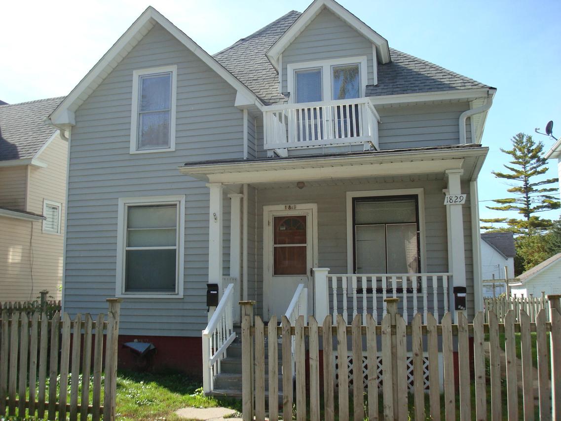 1829 Roe Ave, Racine, WI 53404