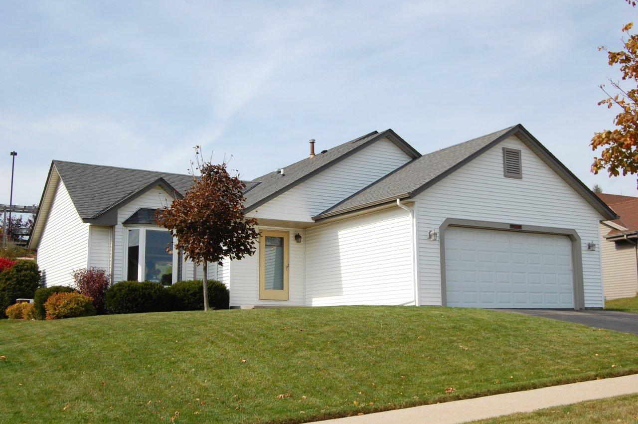 1736 Erin Ln, Waukesha, WI 53188