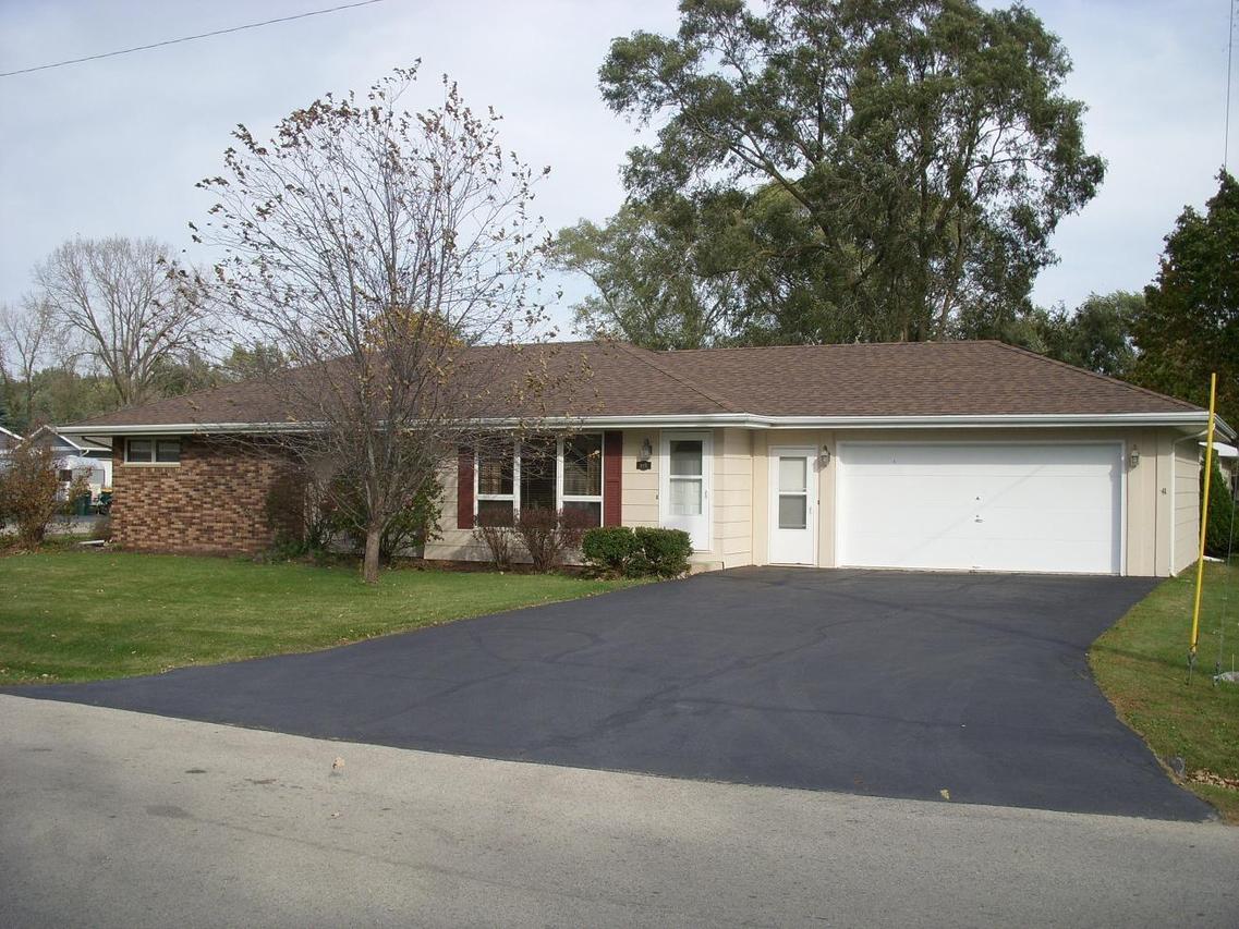 896 School St, Silver Lake, WI 53170