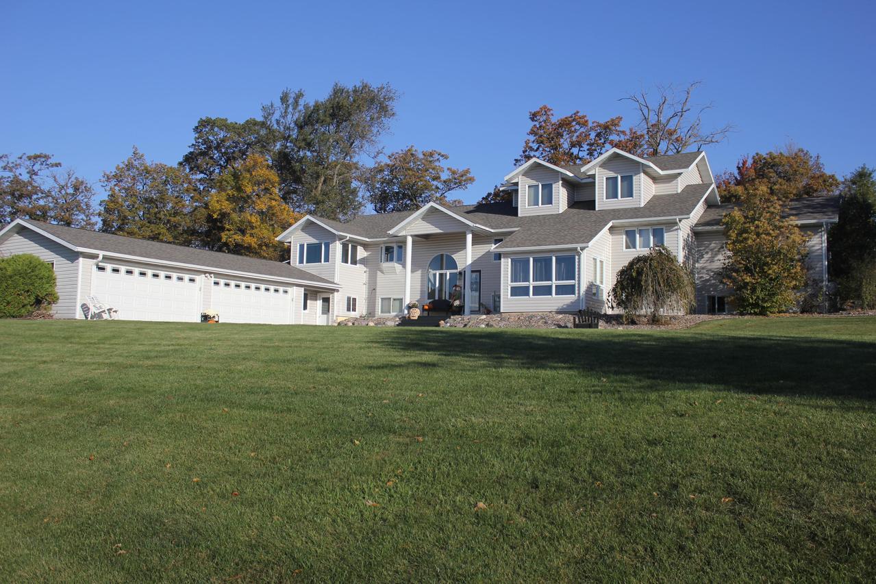 E7198 Oak Knoll Dr., Viroqua, WI 54665