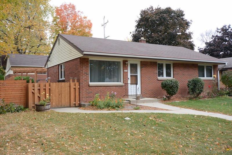 4254 N 93rd St, Wauwatosa, WI 53222