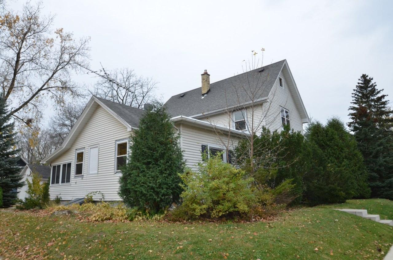 135 E Jefferson St, Oconomowoc, WI 53066