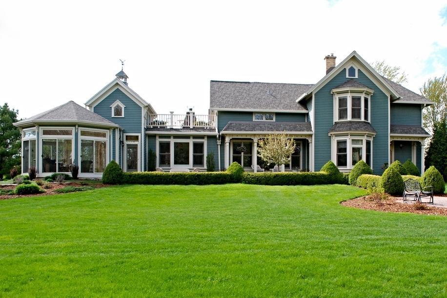 12921 N Fox Hollow, Mequon, WI 53097