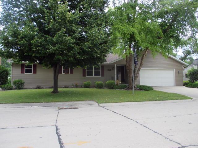 605 Woodlawn Dr, Manitowoc, WI 54220