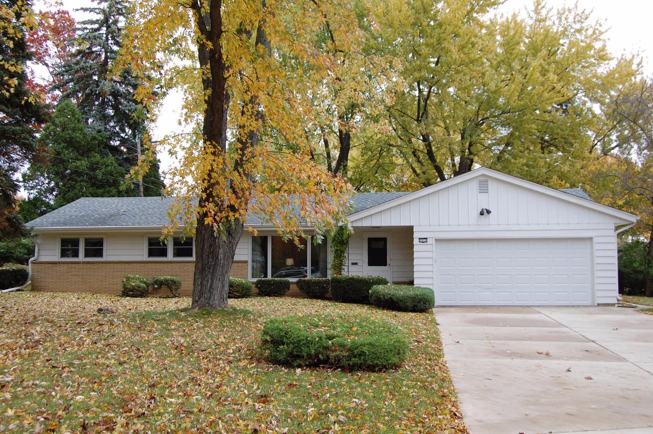 1816 N 122nd St, Wauwatosa, WI 53226