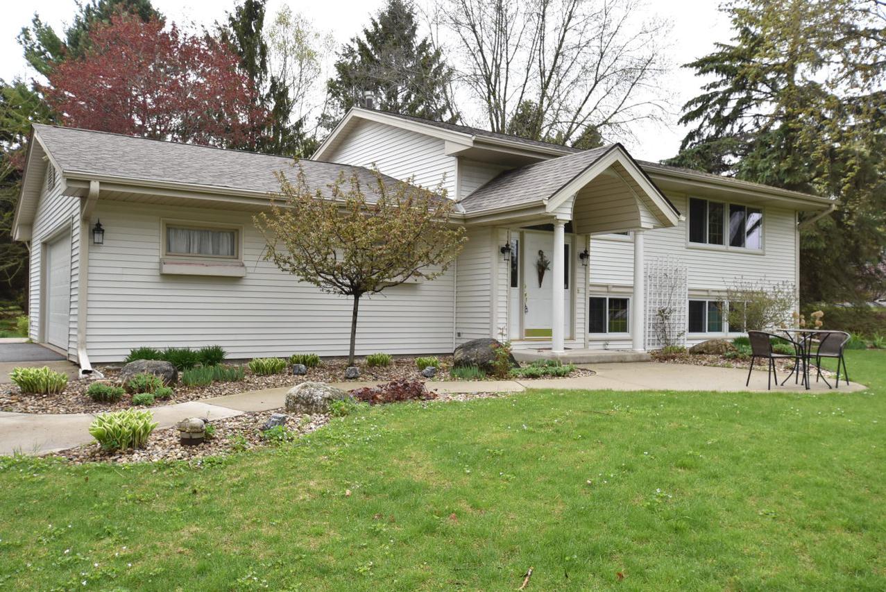 W255N5725 Wrendale Dr, Lisbon, WI 53089