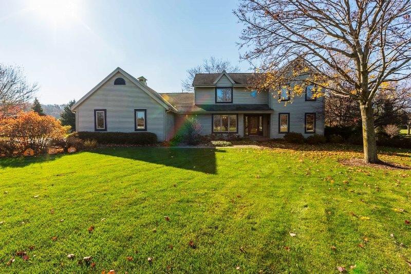 S82W32743 Paradise Ln, Mukwonago, WI 53149