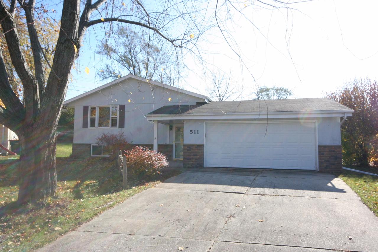 511 Riverview Pl, West Bend, WI 53095