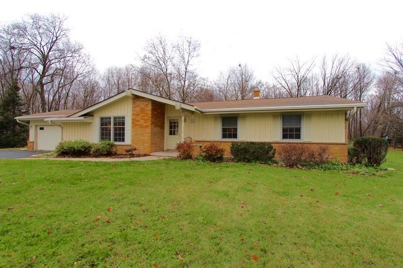 W207N6905 Fairview Dr, Menomonee Falls, WI 53051
