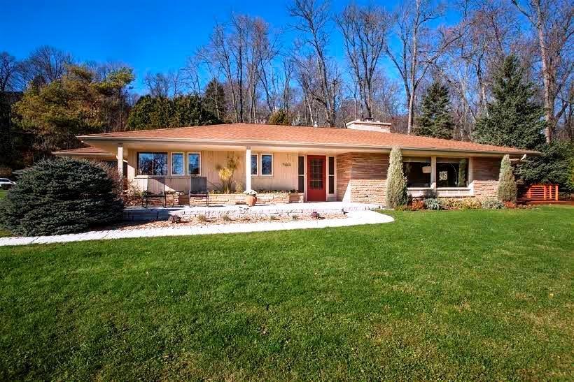 7463 N Beach Ct, Fox Point, WI 53217
