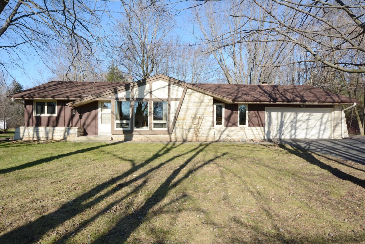 4390 Pioneer Rd, Cedarburg, WI 53012