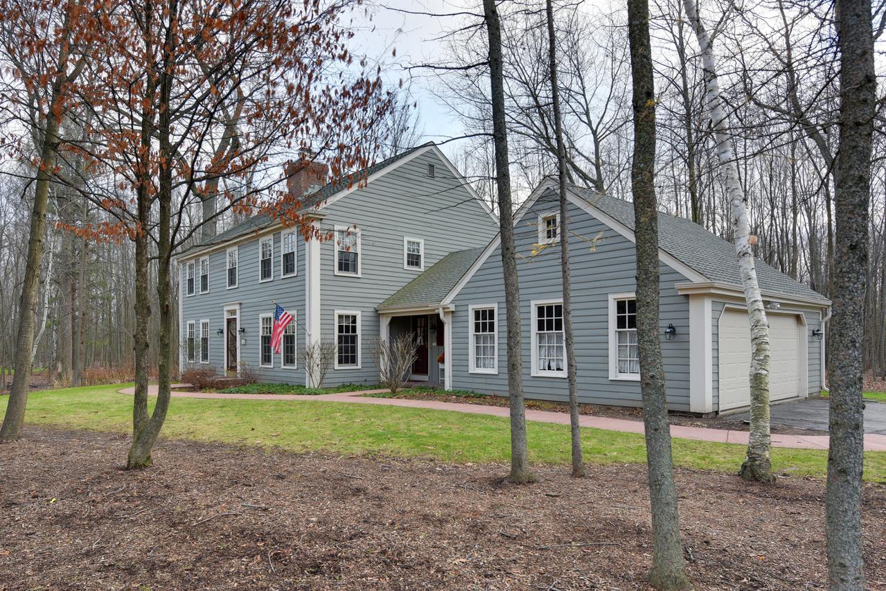 141 W White Oak Way, Mequon, WI 53092