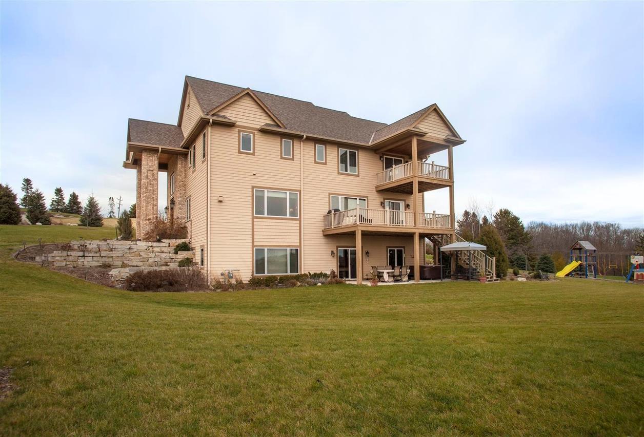 N87W25071 Bay Ct, Lisbon, WI 53089