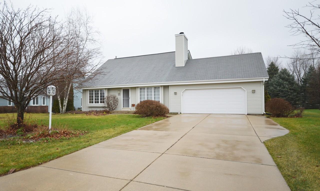 W174S8290 Clearbrook Dr, Muskego, WI 53150