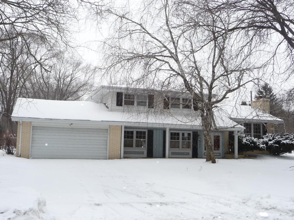 6737 N Atwahl Dr., Glendale, WI 53209