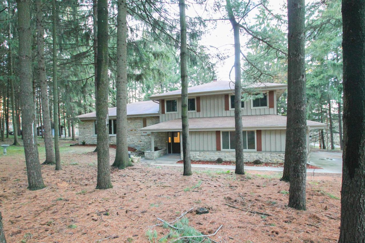 W290N7579 Winzer Rd, Merton, WI 53029