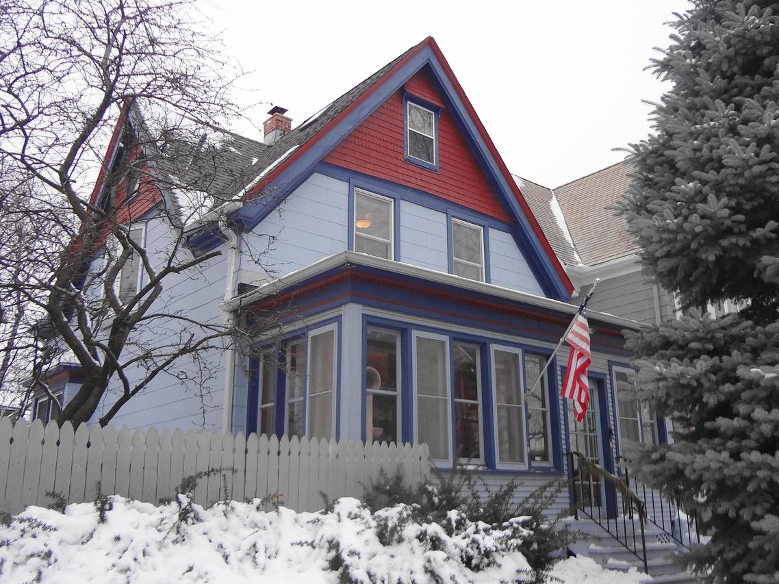 1527 S 75th St, West Allis, WI 53214