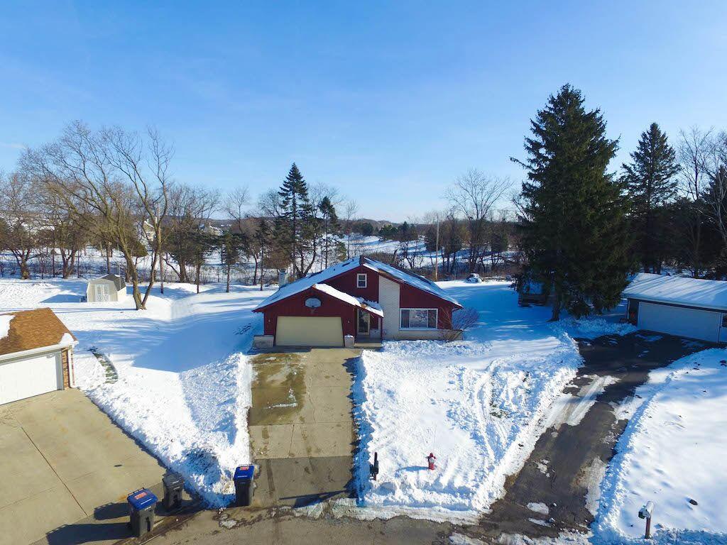 449 Fairview Ct, Hartland, WI 53029