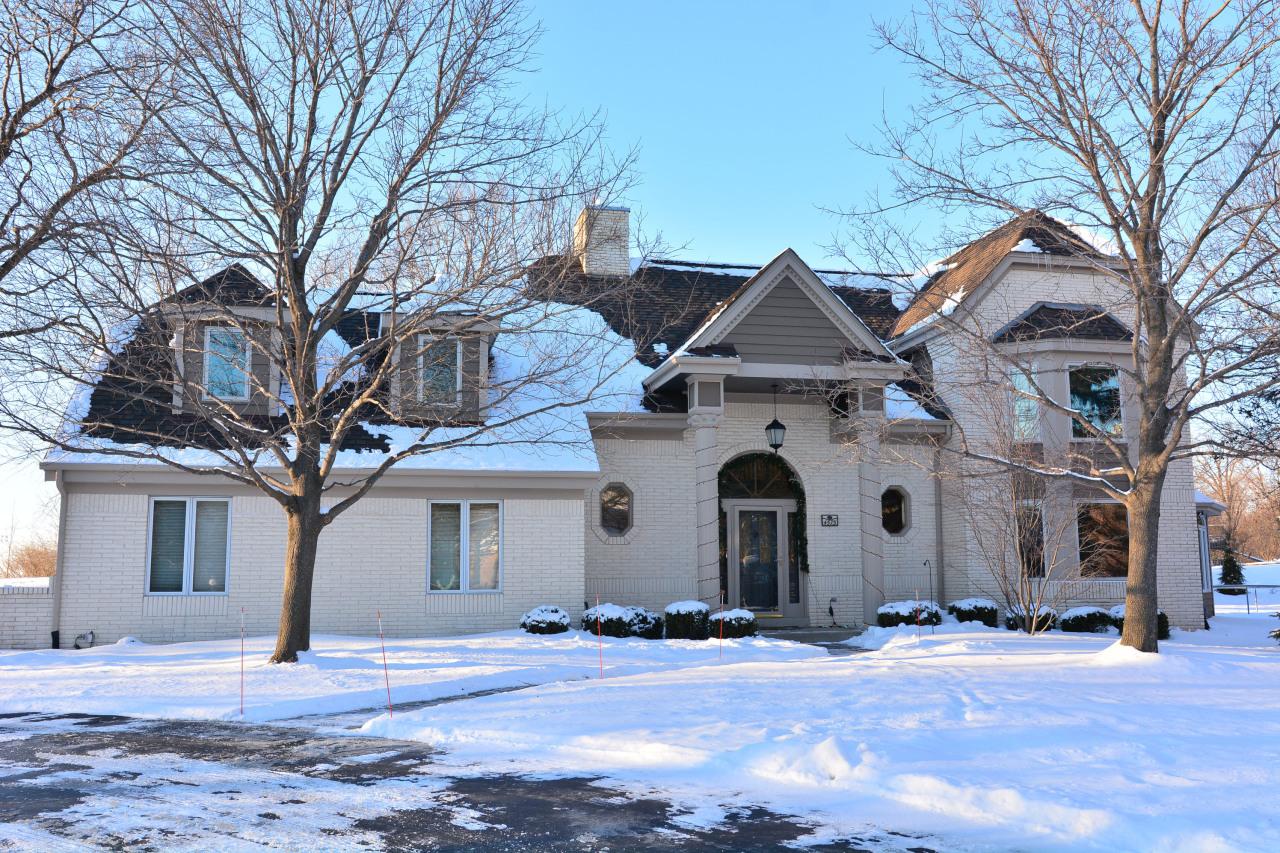 4575 Somerset Ln, Brookfield, WI 53045