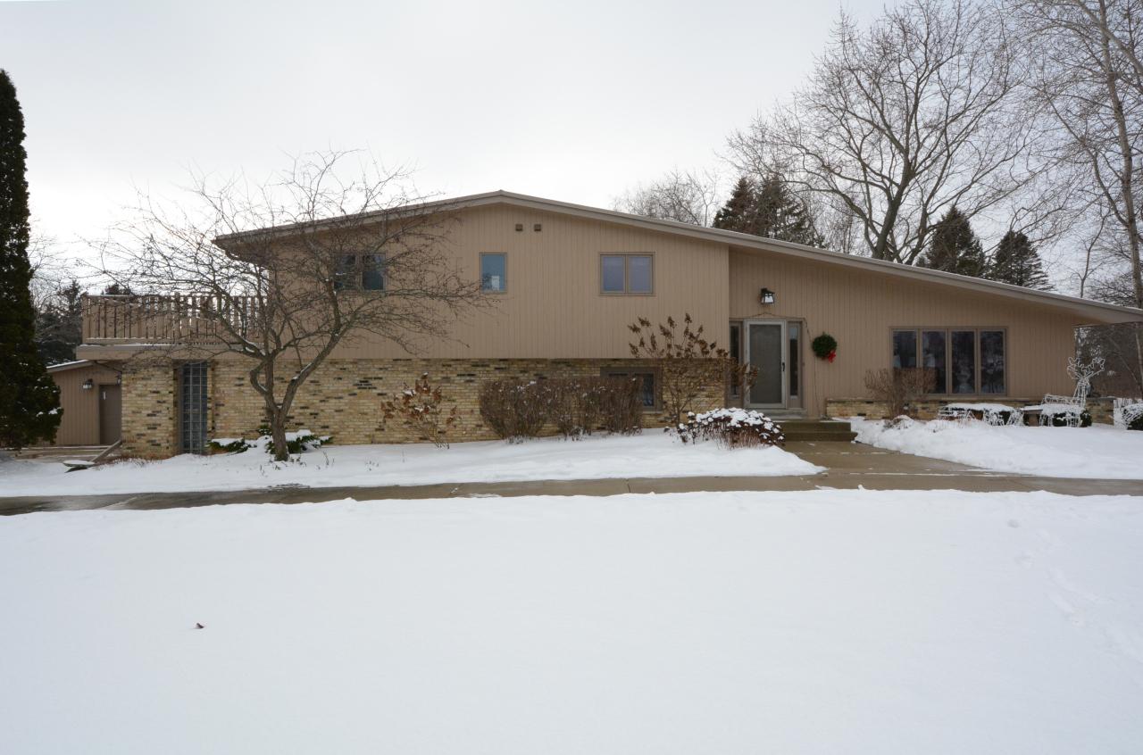 11563 N Meadowbrook Dr, Mequon, WI 53097