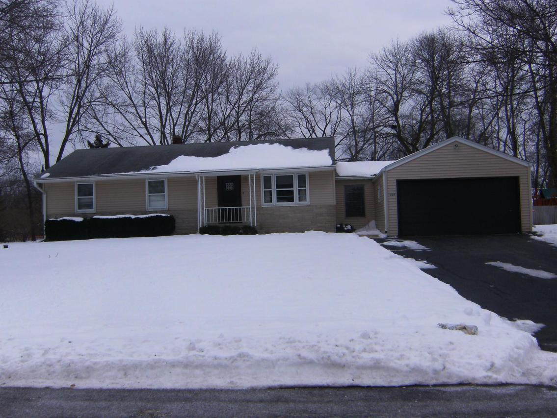 1606 S Clover Knoll Pl., New Berlin, WI 53151