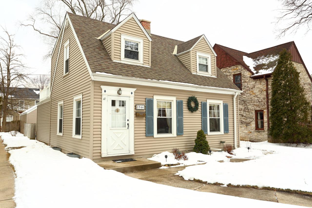 2744 N 74th St, Wauwatosa, WI 53210