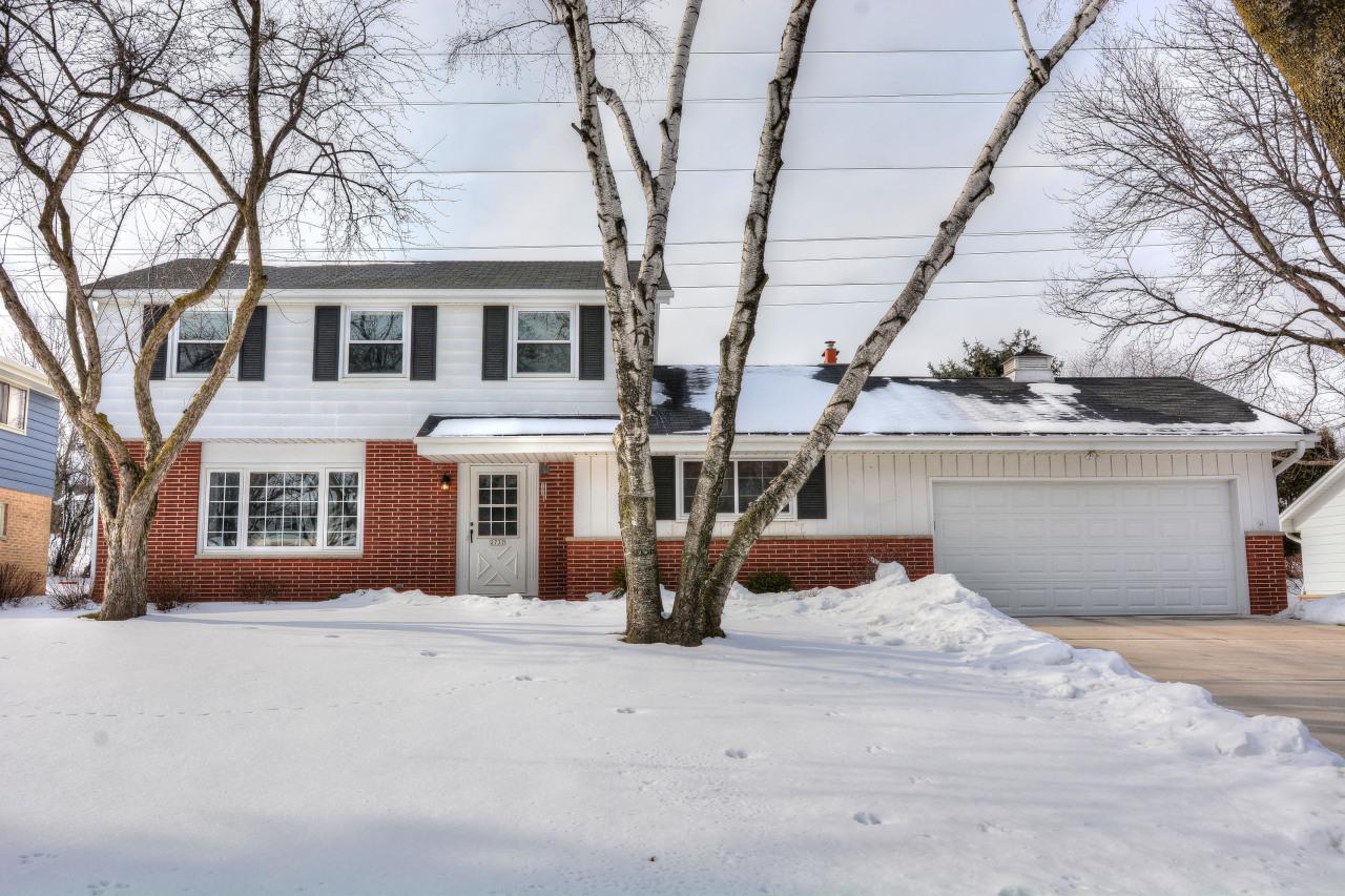 2737 N 118th St, Wauwatosa, WI 53222