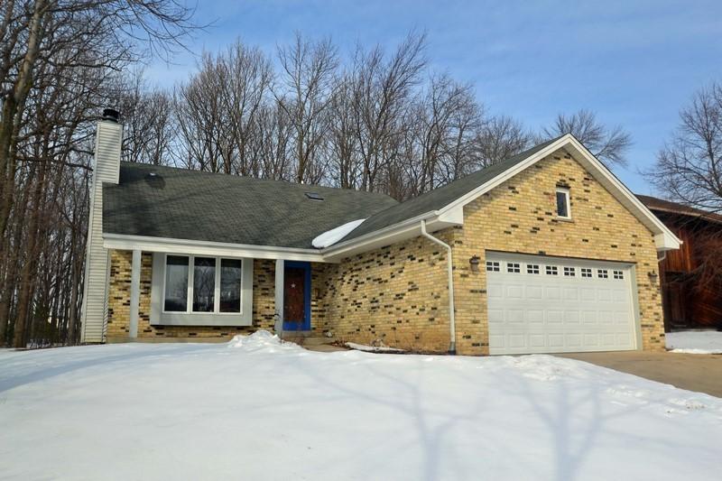8555 S Parknoll Dr, Oak Creek, WI 53154