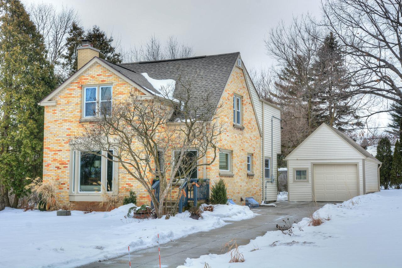 1125 S Parkway Dr, Brookfield, WI 53005