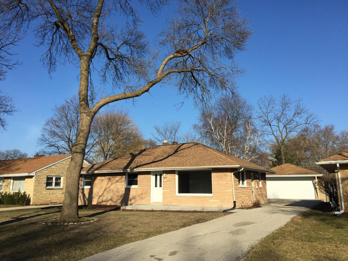 4426 N 107th St., Wauwatosa, WI 53225