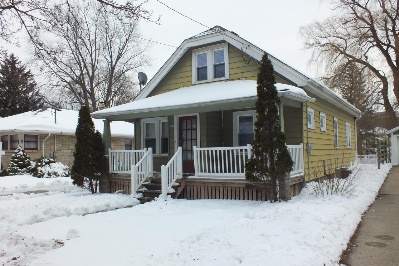 913 Madison St, Waukesha, WI 53188
